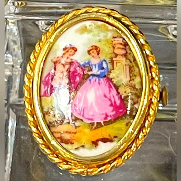 RARE Antique LIMOGES Cameo Brooch Habd Painted French Porcelain Gold Tone Frame - Picture 1 of 4
